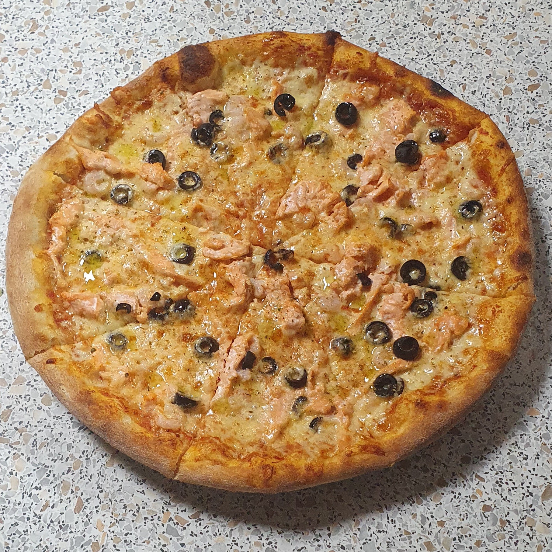 30 30. Pizza Salmon - Billede 1